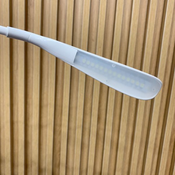 Đèn bàn LED đọc sách GOOSENECK SSL-908-WT - cáp sạc bị ố vàng