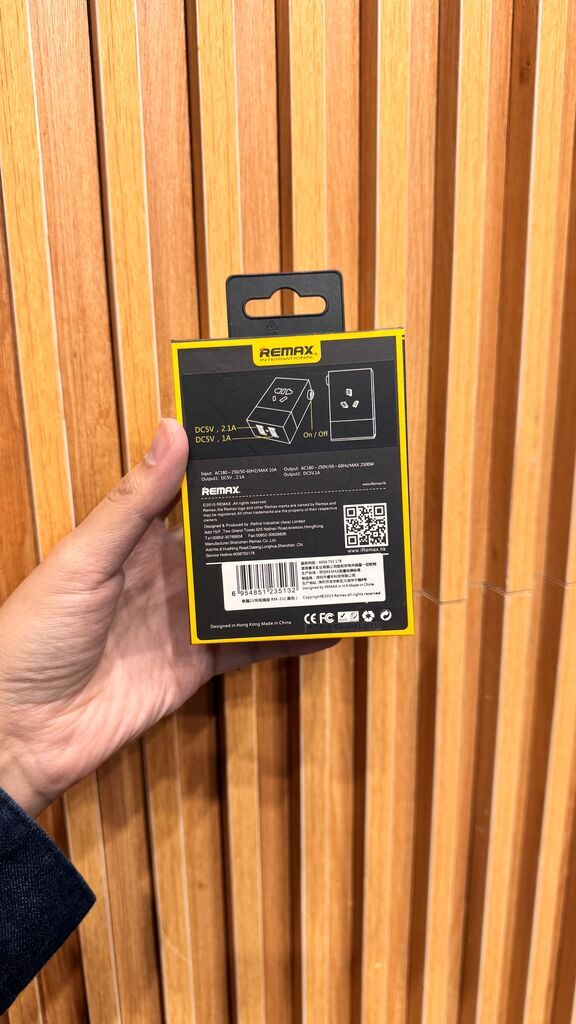 Củ Sạc Đa Năng REMAX RM-2U, có 1 cổng 220v + 2 cổng USB-A