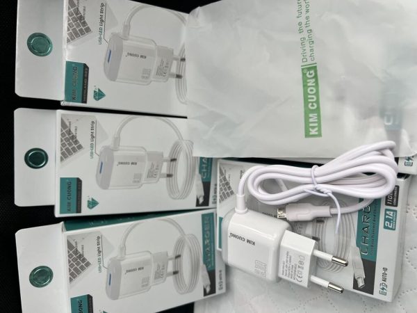 Sạc liền dây ( chân V8) Kim Cương 823 chính hãng