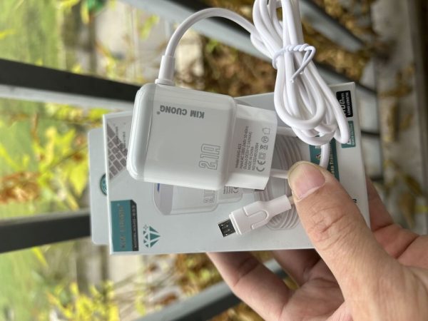 Sạc liền dây ( chân V8) Kim Cương 823 chính hãng