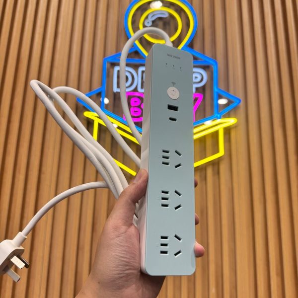 Ổ điện thông minh Wi-Fi hãng DELIXI, cổng C 20W + 3 ổ 220V