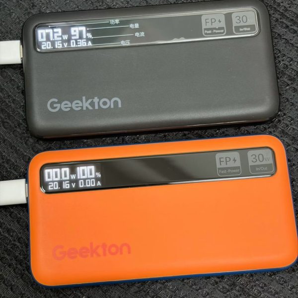 Pin dự phòng 10.000 Geekton C1110mAh sạc nhanh 30W - có màn hình đo dòng sạc Pin dự phòng 10.000 Geekton C1110mAh sạc nhanh 30W - có màn hình đo dòng sạc