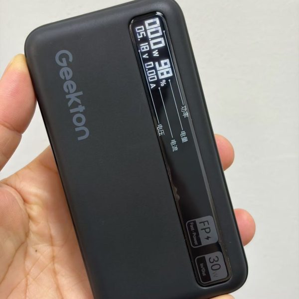 Pin dự phòng 10.000 Geekton C1110mAh sạc nhanh 30W - có màn hình đo dòng sạc Pin dự phòng 10.000 Geekton C1110mAh sạc nhanh 30W - có màn hình đo dòng sạc